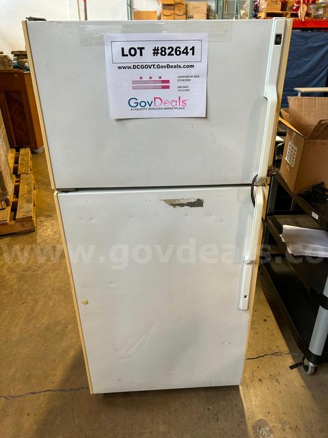 GE Top Freezer Refrigerator - POWER ON