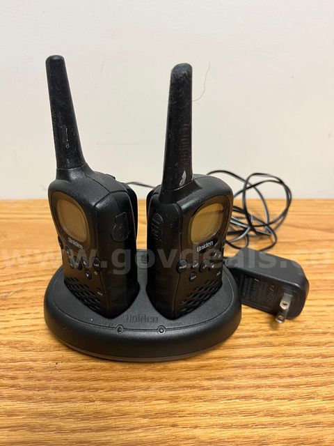 IT - Lot #705 - Lot of 2 - Uniden UT916ZH 2-way radio walkie talkies