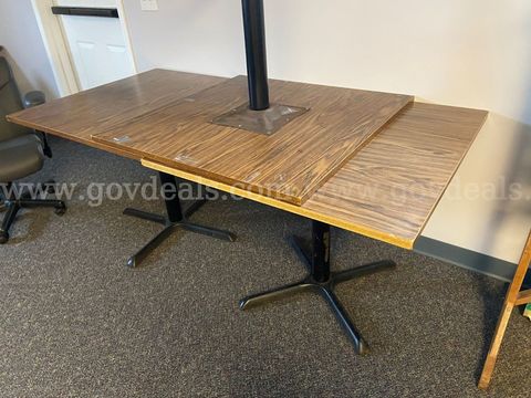 9 typical restaurant/diner tables