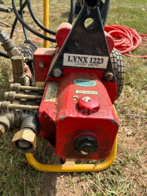 Lynx 1223 2.3 GPM 1200 PSI Pressure washer.