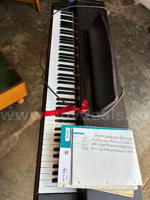 Lot of Electronic Keyboard & 2 Piano Benches (Untested)