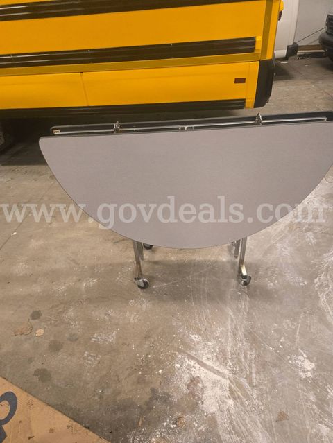 Cafeteria tables Lot 2 5 tables