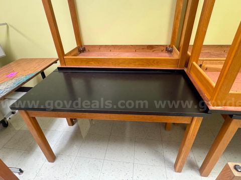10 science tables (Lot A)