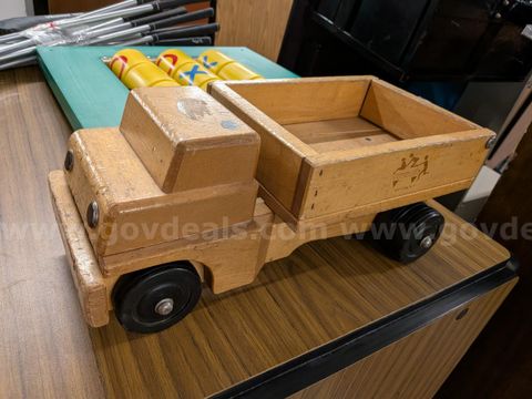 Wooden dump truck toy