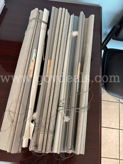Mixed lot of window coverings