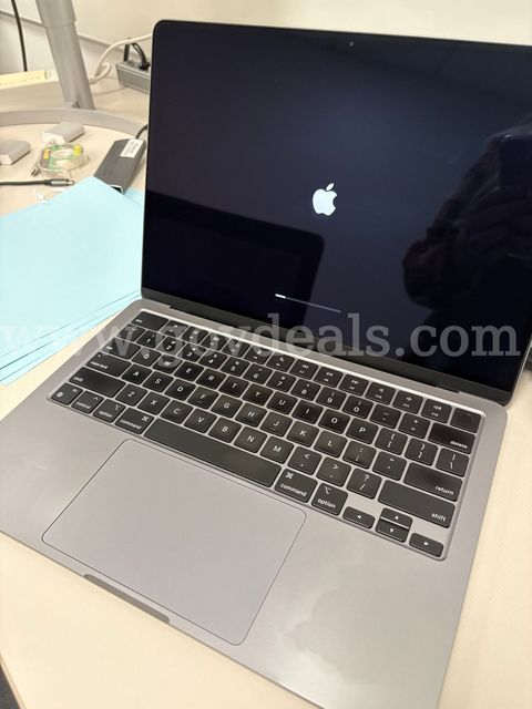 MacBook Air (13-inch, M2, 2022)