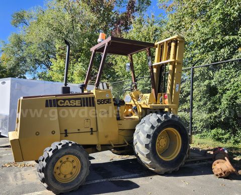 Case 585E Rough Terrain Forklift