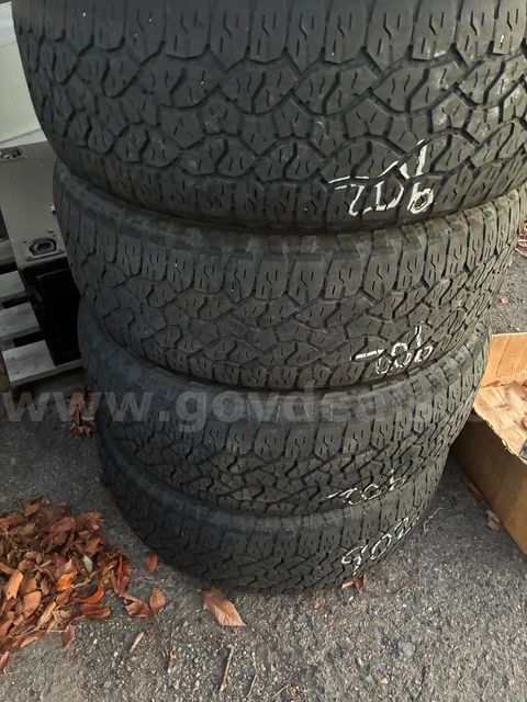 4 goodyear trailrunner p275-60-20 tires lot 902