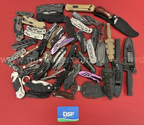 11.2 Pound Lot of Smith & Wesson-Gun Maker Knives/PRE-OWNED/DS18851/100281/TSA