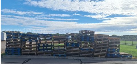 1 Lot of 120+ Wooden Pallets