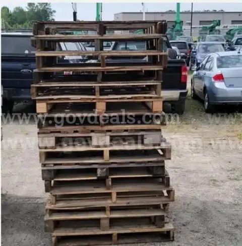 LOCAL PICKUP ONLY* 1 lot of 10 Wood Pallets