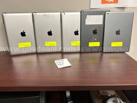 5 Ipads for parts