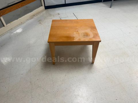 Light Wood Finish End Table – Square