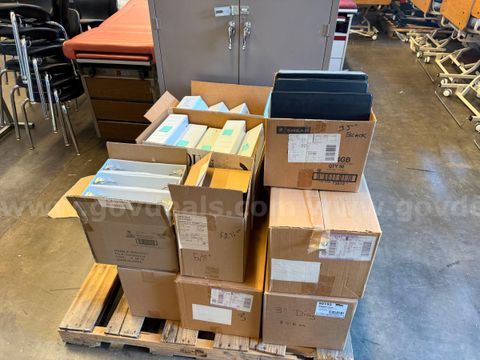 Pallet of Assorted Three-Ring Binders – Various Sizes and Colors