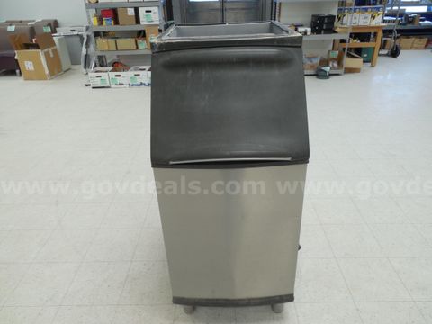 Ice storage bin