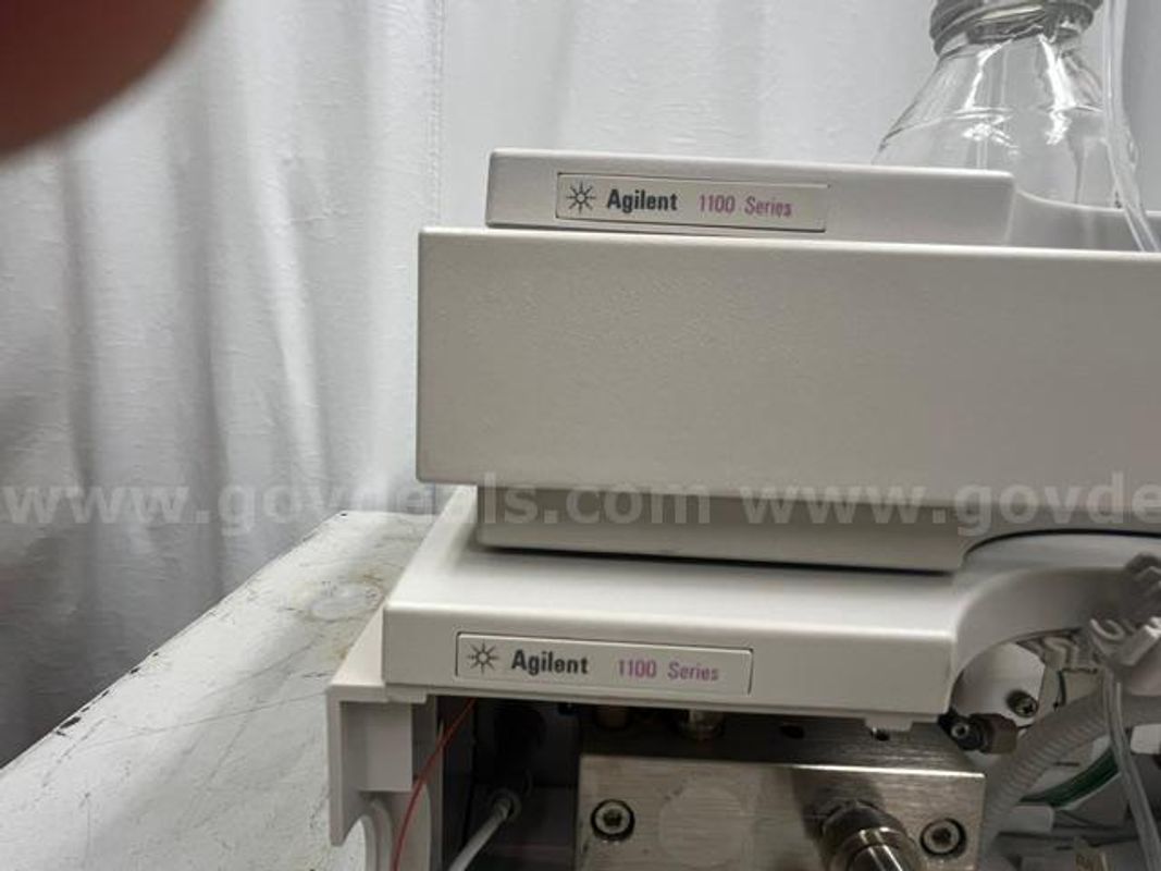 Agilent 1100 Series isocratic pump with solvent tray