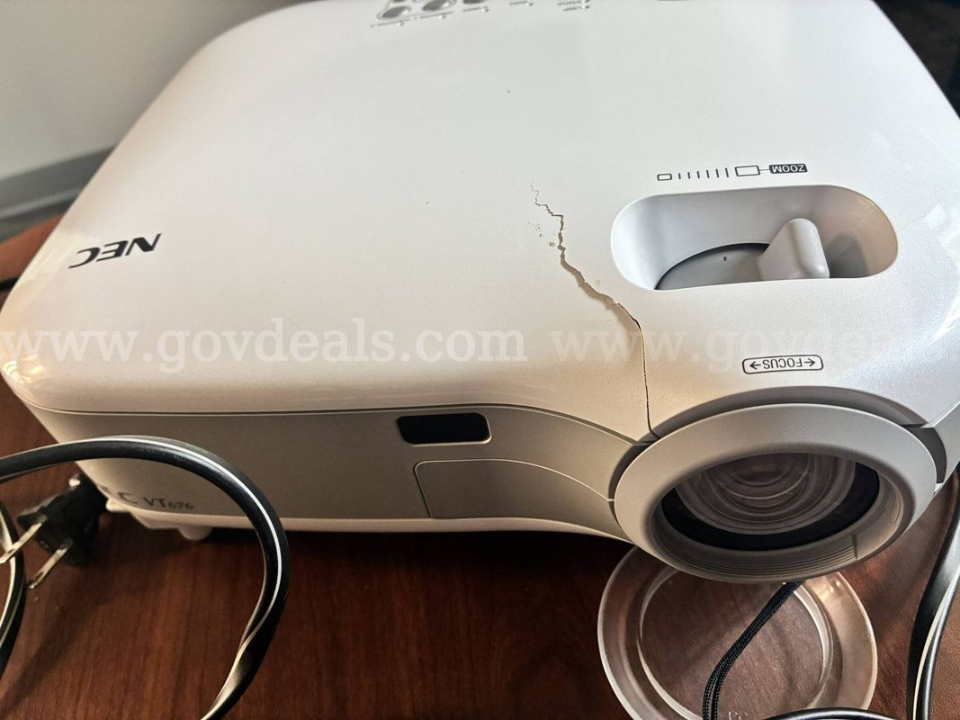 NEC VT676 MultiSync LCD Projector