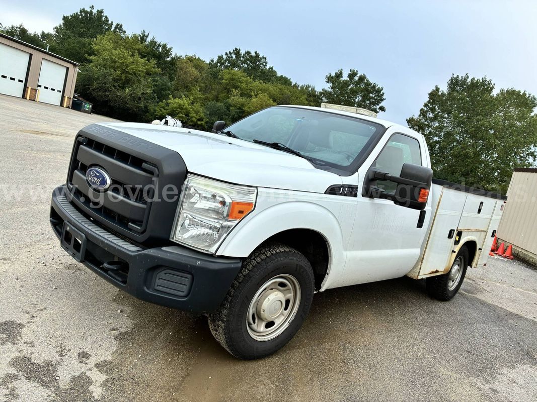 2016 Ford F-250 SD REGULAR CAB PICKUP 2-DR, 6.2L V8 OHV 16V WITH TOMMY GATE AND SERVICE BODY PACKAGE