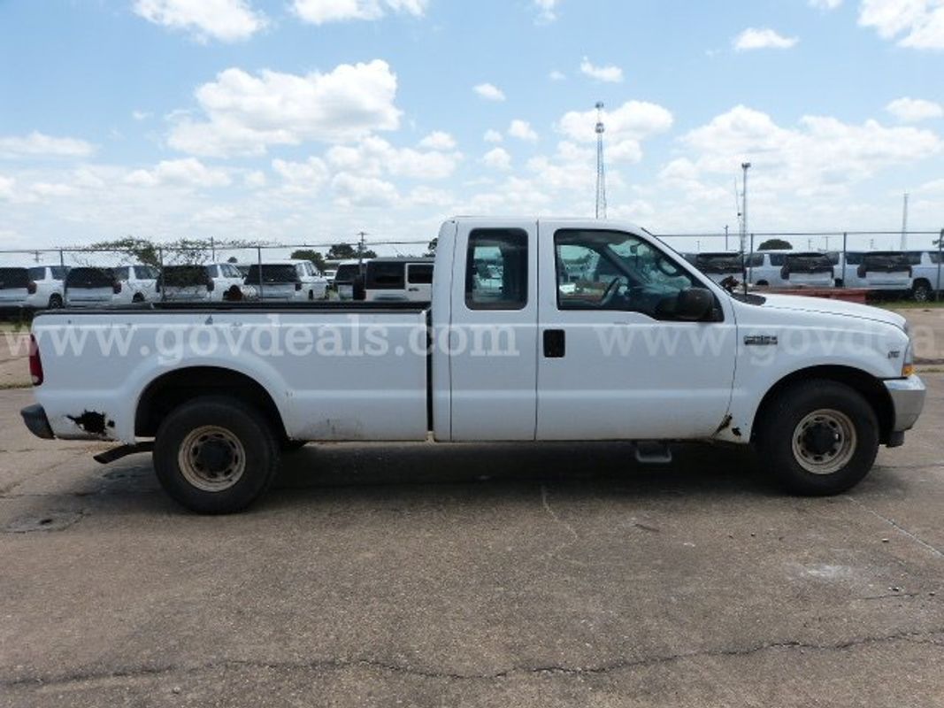 2002 Ford F-250 SD XL SuperCab Long Bed 2WD