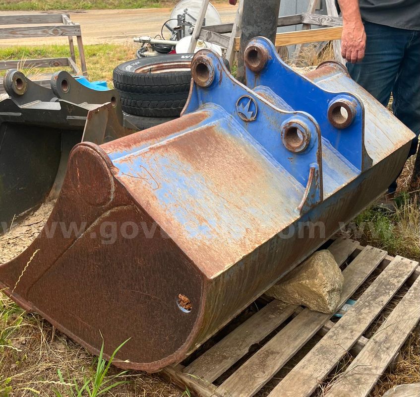 New Holland Heavy Duty Excavator Bucket 50" Straight Cutting Edge