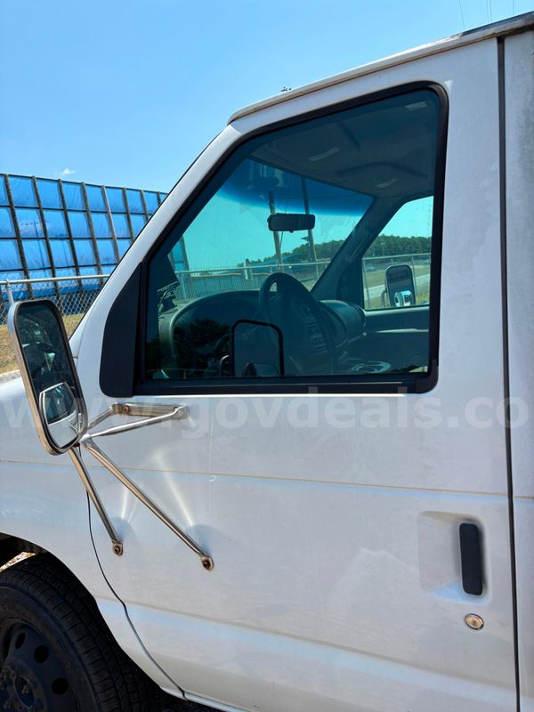2001 Ford E350 SMALL BOX TRUCK