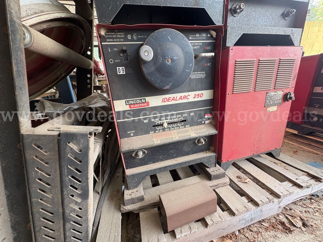(1) Lincoln Electric Idealarc 250 Stick Welder