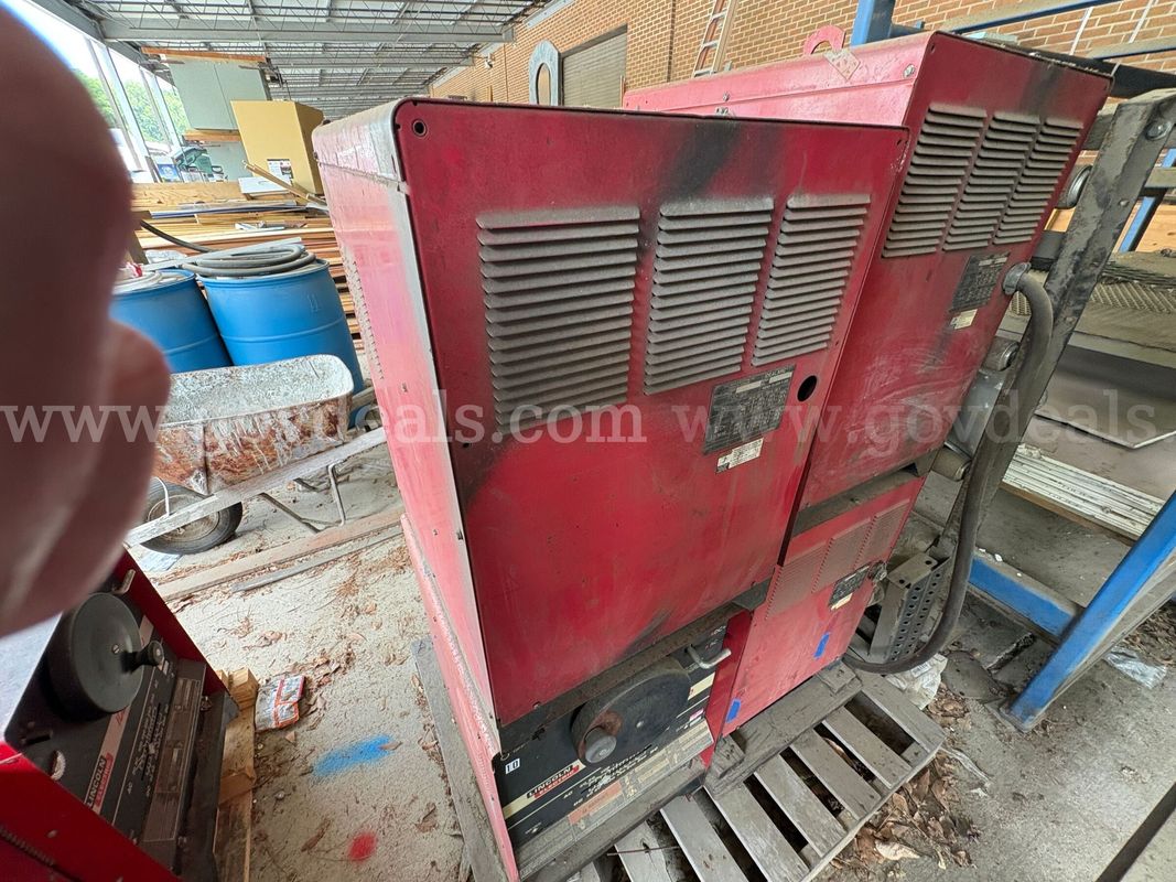 (1) Lincoln Electric Idealarc 250 Stick Welder
