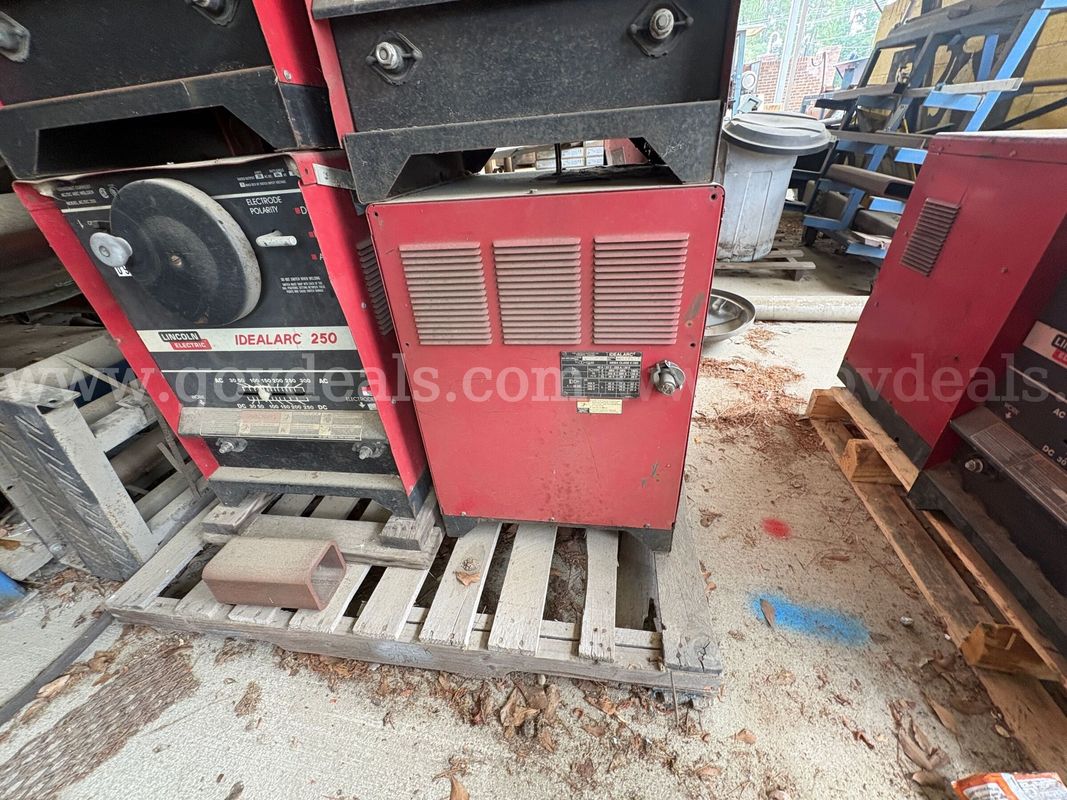 (1) Lincoln Electric Idealarc 250 Stick Welder