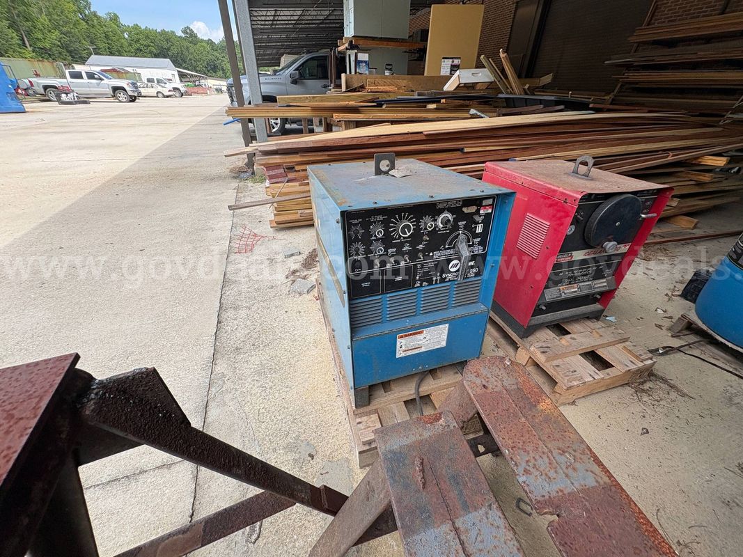 (1) Lincoln Electric Syncrowave 250 Stick Welder