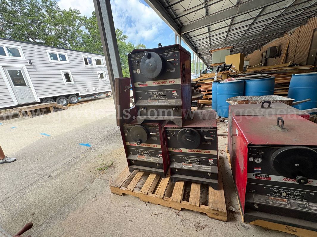 (1) Lincoln Electric Idealarc 250 Stick Welder