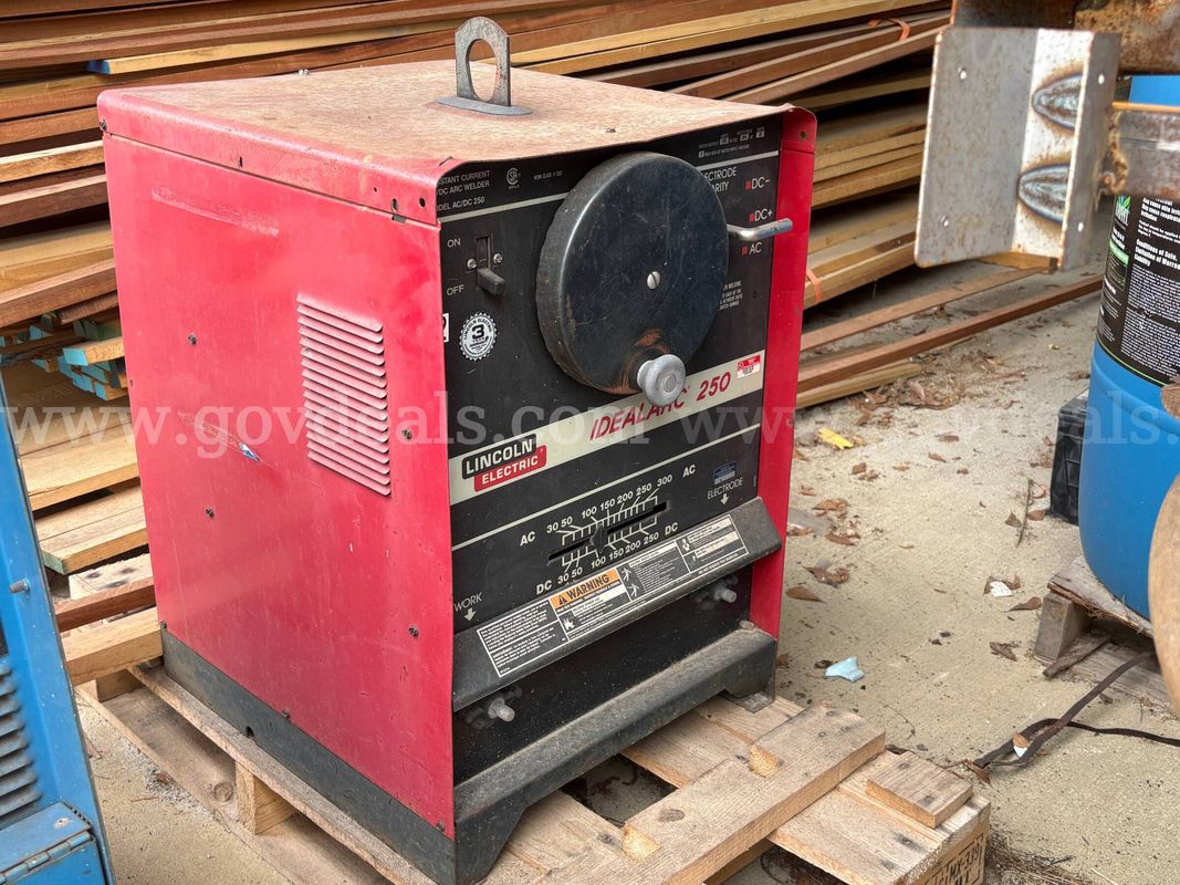(1) Lincoln Electric Idealarc 250 Stick Welder