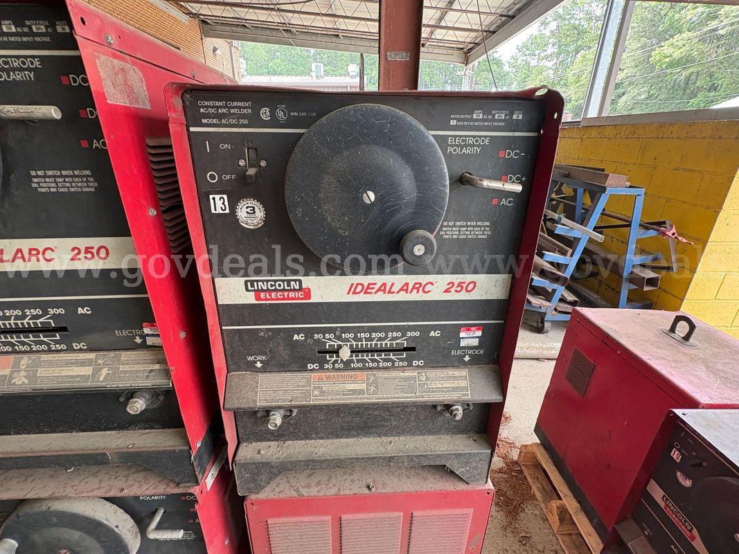 (1) Lincoln Electric Idealarc 250 Stick Welder