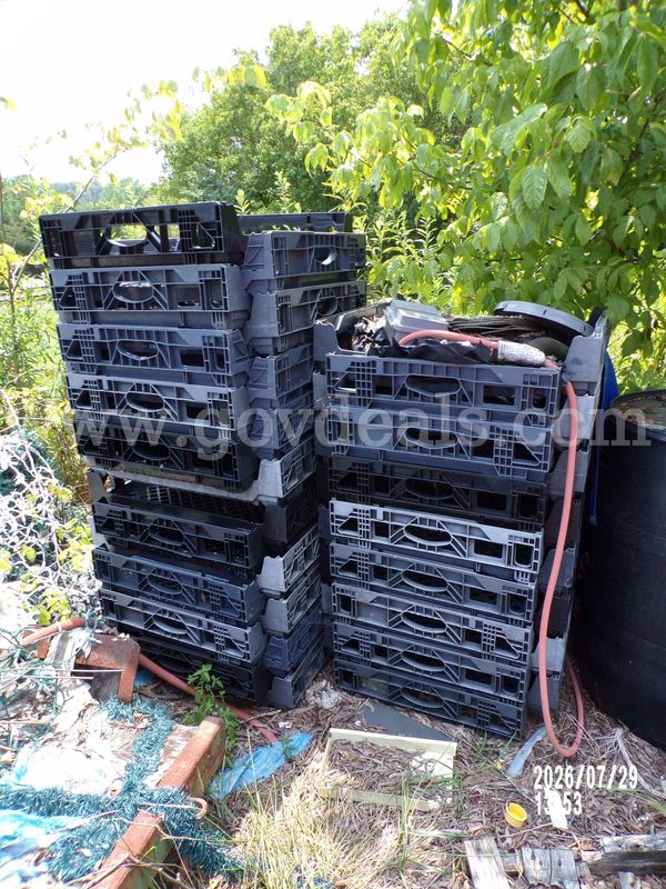1 Lot of 35 Stackable Plastic Pallets