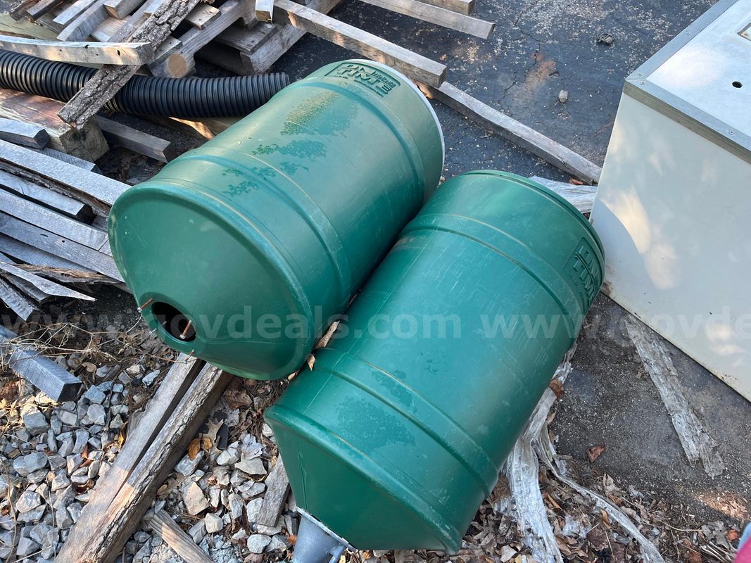 One lot of two automatic fish feeding tanks