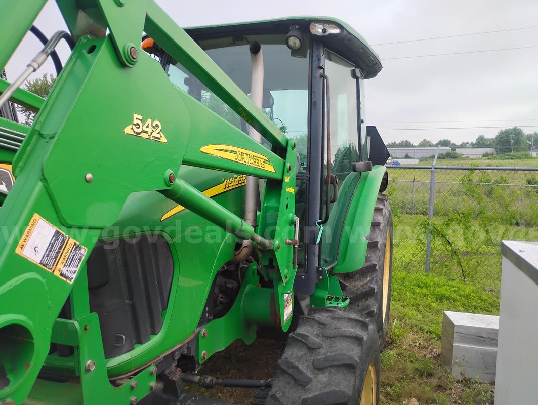 2008 John Deere 5425 Tractor with 542 Front Bucket