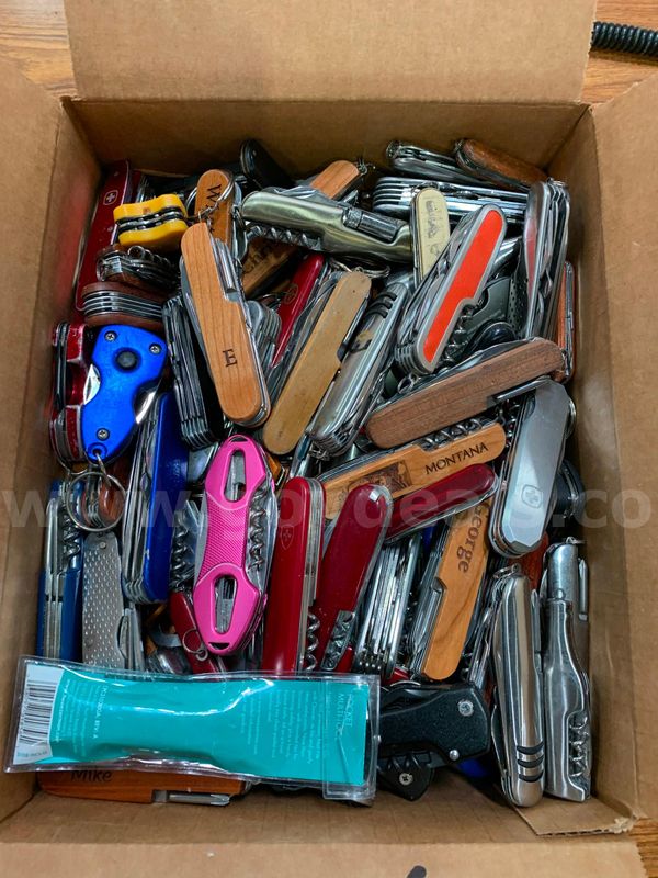 Miscellaneous Souvenir Knives/Multi-tools (1 of 3)