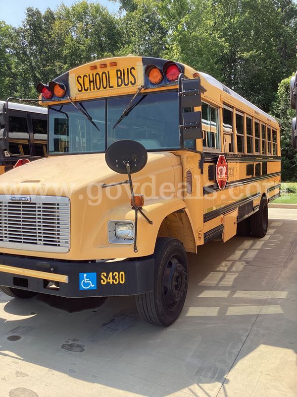 2004 Freightliner FS65 (DC #S430)