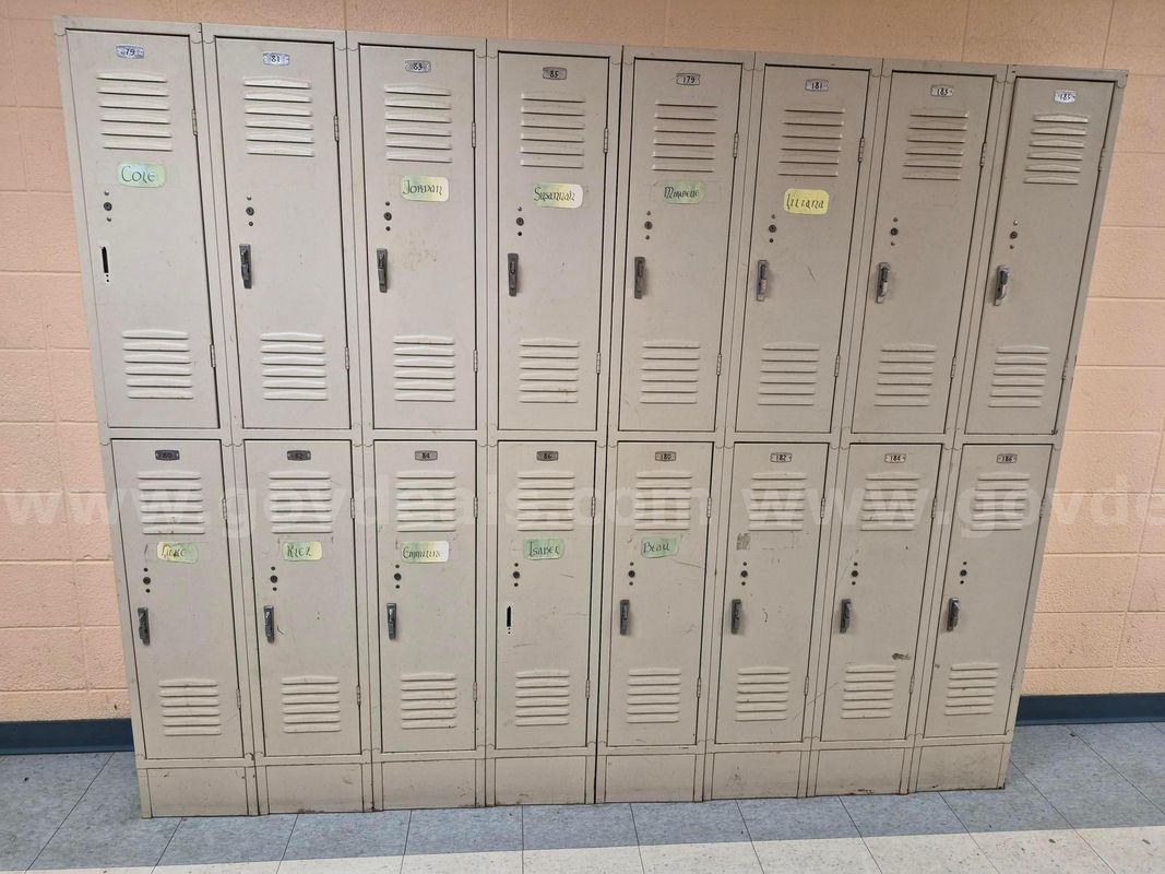 Bank Of 16 School Lockers
