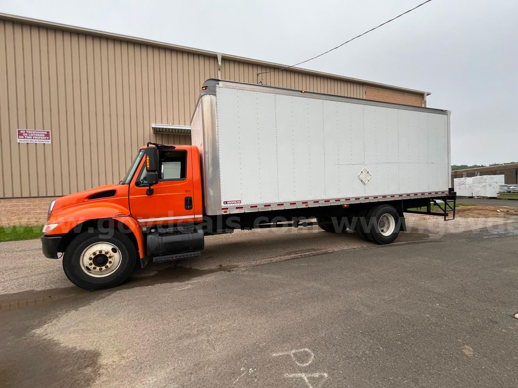2004 INTERNATIONAL 4300SBA 24ft BOX TRUCK