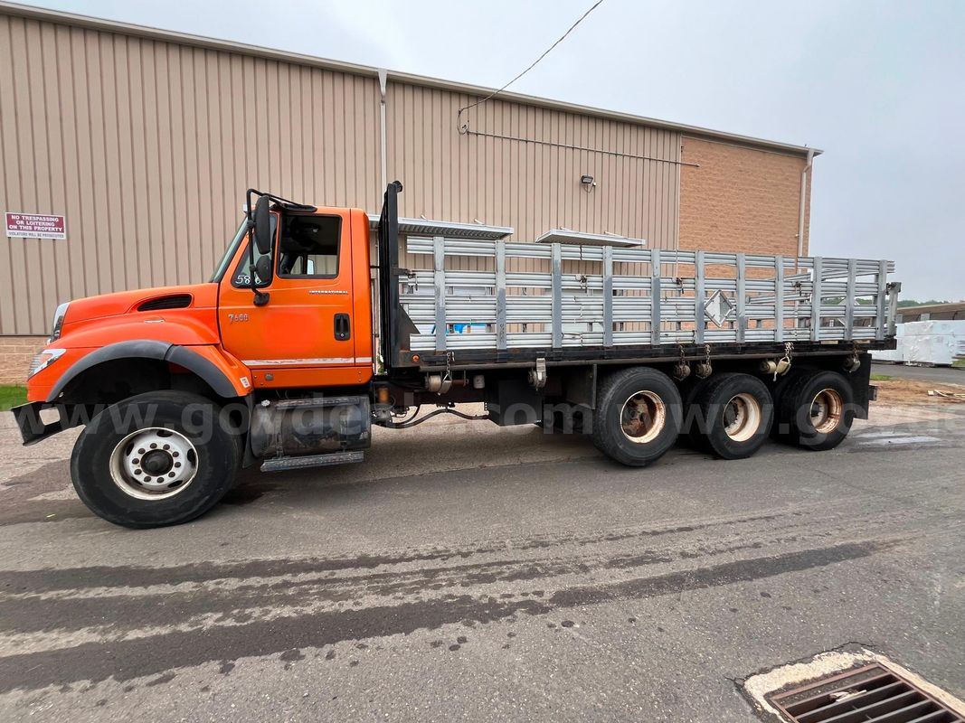 2004 INTERNATIONAL 7600 22ft STAKEBODY TRUCK WITH DROP AXLE