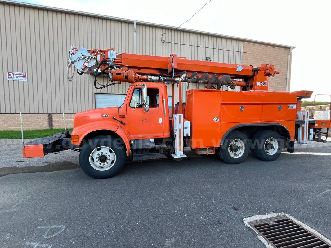 2001 INTERNATIONAL DERRICK DIGGER TRUCK