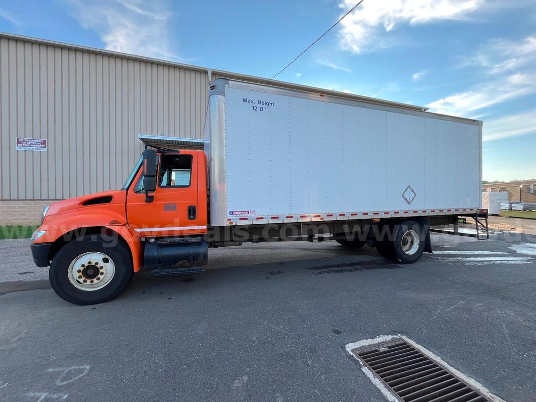 2004 INTERNATIONAL 4300SBA 24ft BOX TRUCK