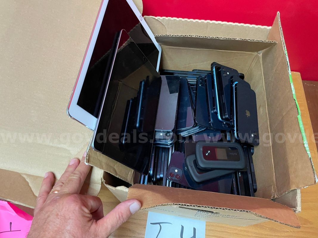 Lot of Cell Phones and iPads *Scrap*