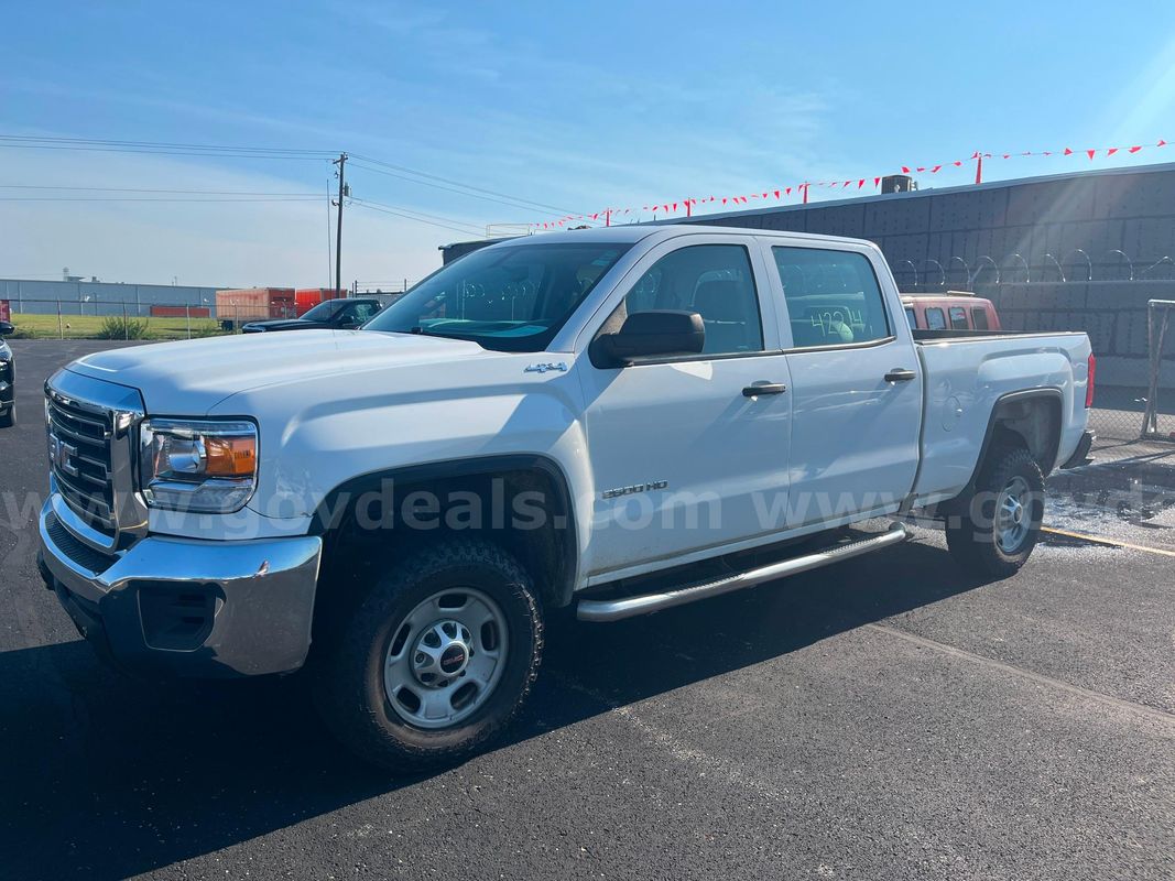 2017 GMC Sierra 2500HD 4WD CREW CAB PICKUP 4-DR, 6.0L V8