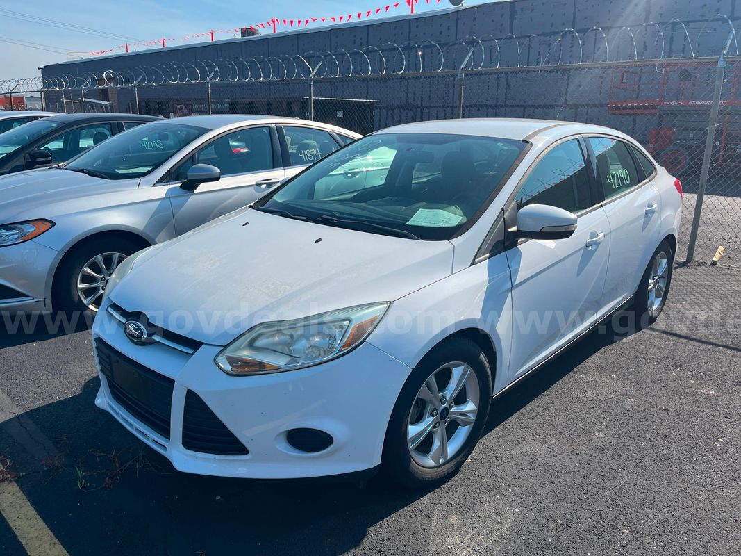 2014 Ford Focus SEDAN 4-DR, 2.0L L4 **LESS THAN 50K MILES!!