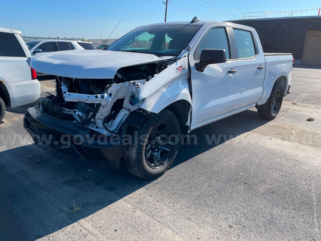 2024 Chevrolet Silverado 1500 4WD CREW CAB PICKUP, 5.3L V8 *WRECKED*