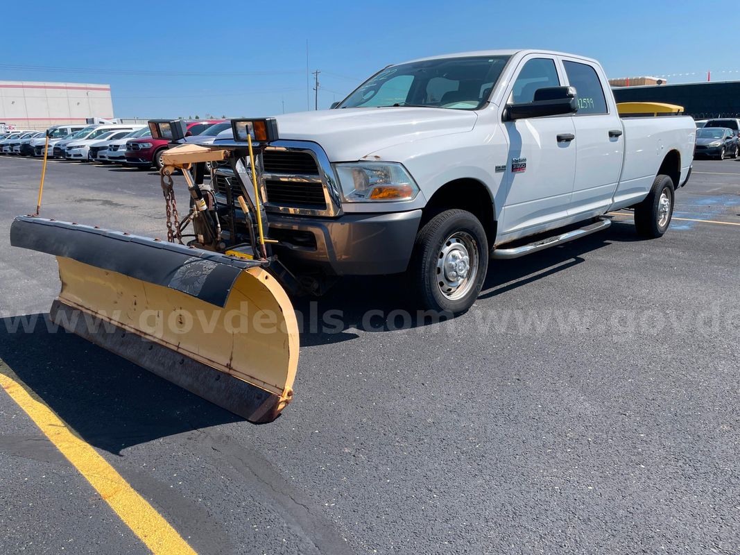 2011 RAM 2500 4WD CREW CAB PICKUP w Plow and Spreader, 5.7L V8