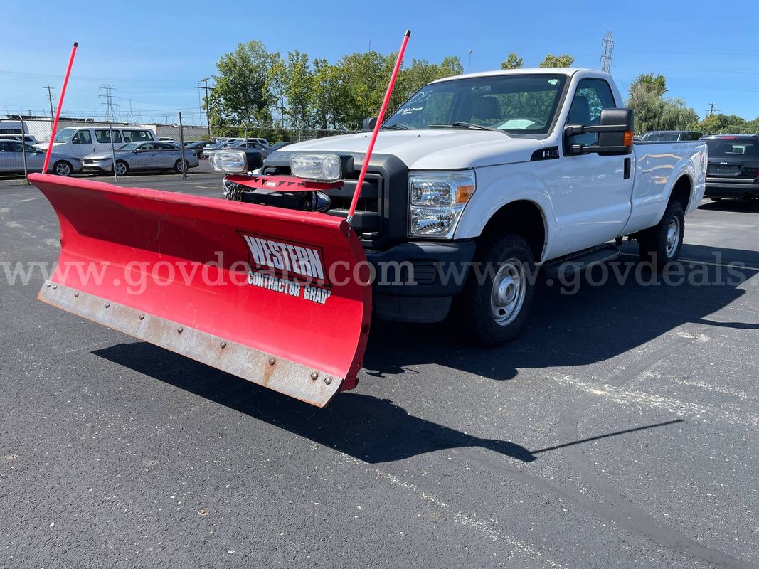 2016 Ford F-250 XL SD 4WD REG CAB PICKUP WITH SNOWPLOW, 6.2L V8 **LESS THAN 13K MILES!!!