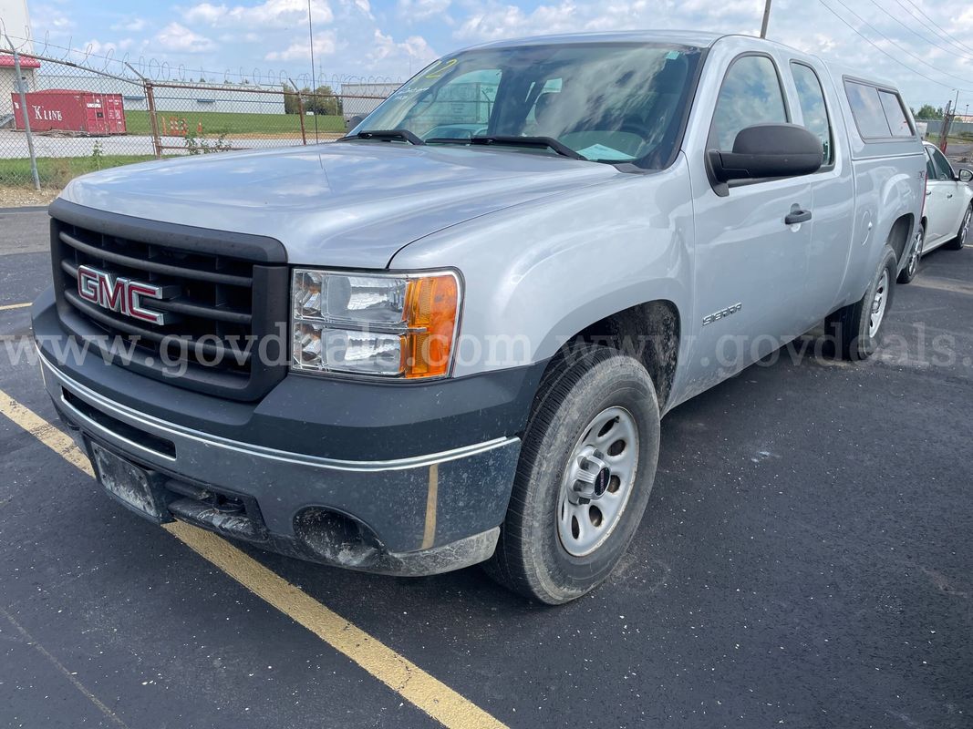 2013 GMC Sierra 1500 4WD EXT CAB PICKUP 4-DR 4.8L V8 **LESS THAN 100K MILES!!