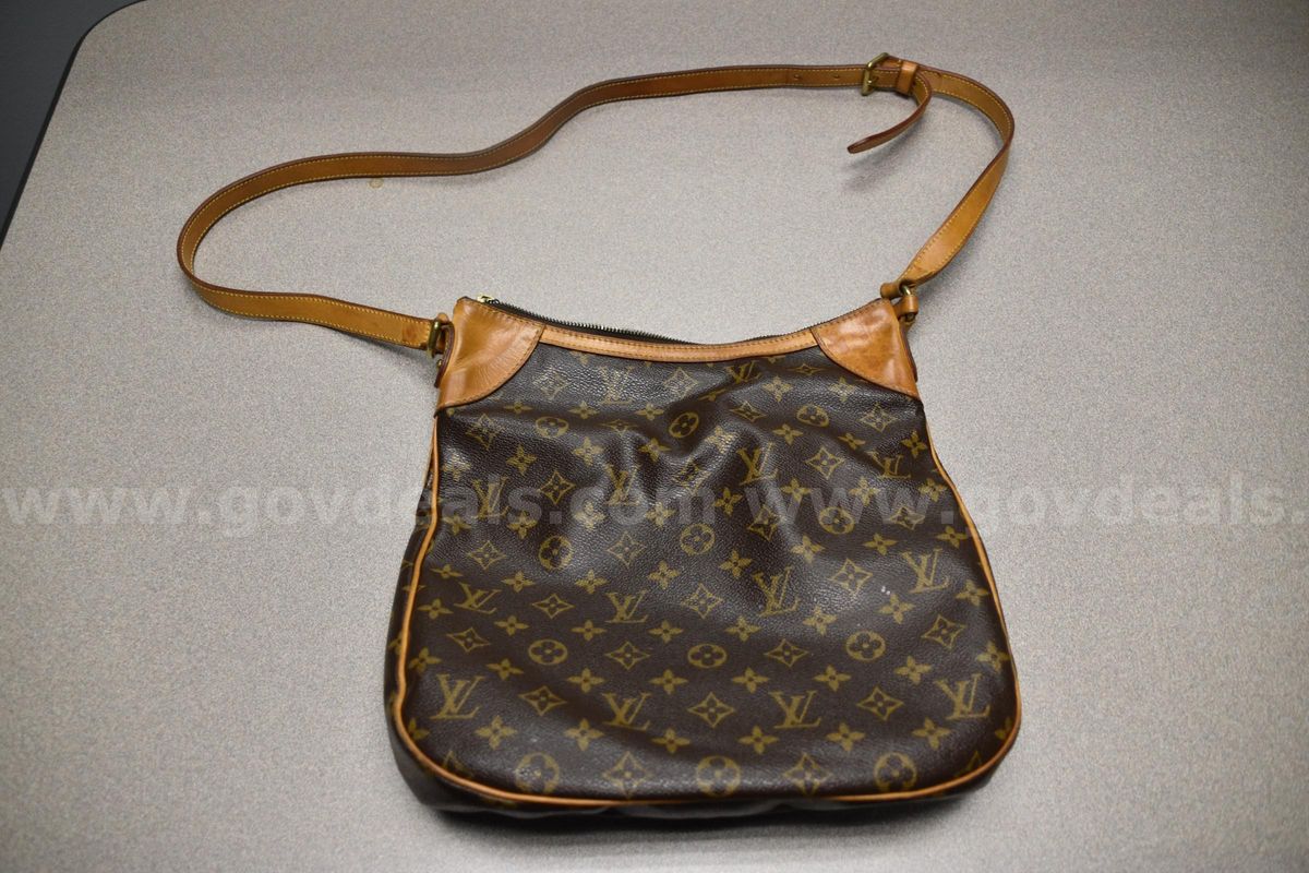 Non authenticated Louis Vuitton purse.